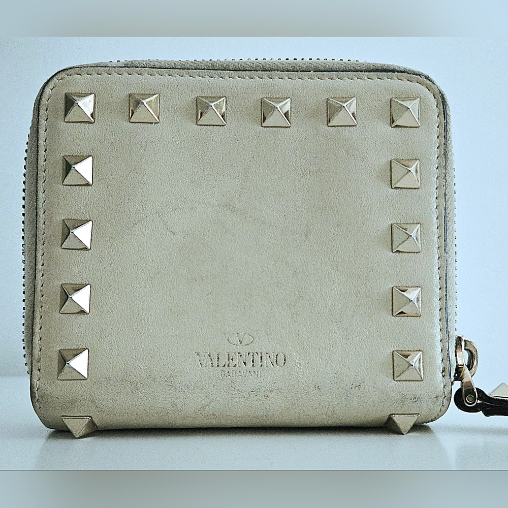 Authentic VALENTINO Garavani Cream Rockstud Bifold Wallet Clutch Leather - Picture 9 of 10